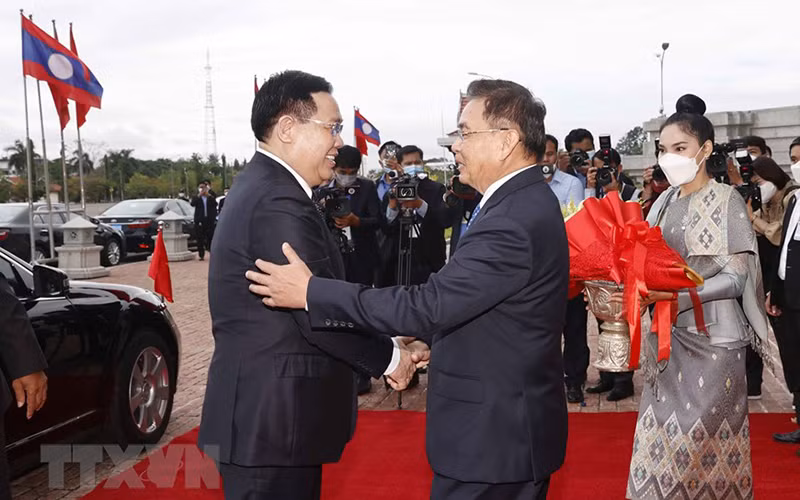 Chủ tịch Quốc hội Vương Đình Huệ và Chủ tịch Quốc hội Cộng hòa Dân chủ Nhân dân Lào Saysomphone Phomvihane tại lễ đón. (Ảnh: Doãn Tấn/TTXVN)