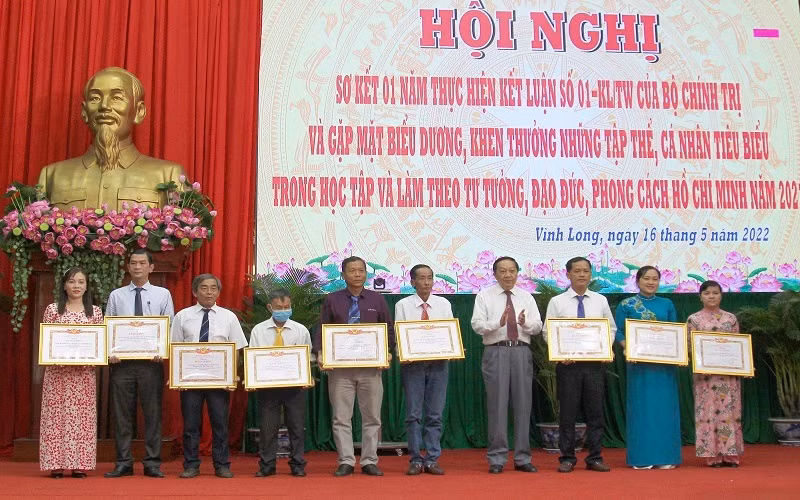 Tuyên dương, khen thưởng những tập thể và cá nhân điển hình tiêu biểu trong học tập và làm theo tư tưởng, đạo đức, phong cách Hồ Chí Minh. (Ảnh: BÁ DŨNG) 