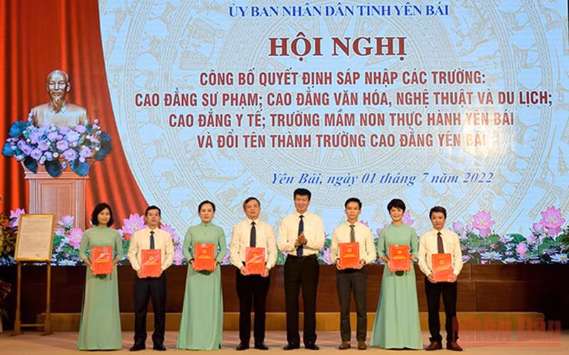 Chủ tịch UBND tỉnh Yên Bái Trần Huy Tuấn trao các quyết định bổ nhiệm về công tác cán bộ.