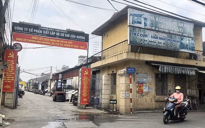 Công ty CP Xây lắp và Cơ khí cầu đường (số 460 Trần Quý Cáp) đã cho thuê gần 3.400 m2 nhà xưởng để làm kho bãi, xưởng in ấn, giặt là... ngày đêm xả thải gây ô nhiễm môi trường. Ảnh: DUY LINH
