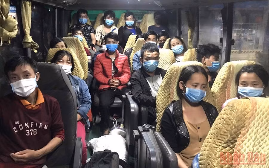 Xuyên đêm đón công dân từ vùng dịch về Hà Giang -0