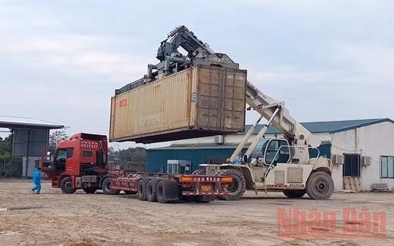 Ngày 5/2, lô hàng linh kiện điện tử trị giá gần 2,4 triệu USD đã được thông quan tại Cửa khẩu Bắc Luân 2, thành phố Móng Cái.