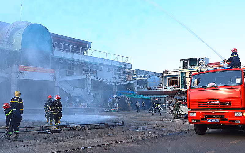 Cán bộ, chiến sĩ Phòng Cảnh sát PCCC và CNCH tỉnh Gia Lai phối hợp với Ban Quản lý chợ An Khê tổ chức diễn tập phương án chữa cháy và cứu nạn cứu hộ tại chợ. Ảnh: NGỌC MINH