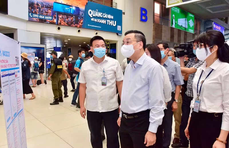 Chủ tịch UBND TP Chu Ngọc Anh kiểm tra công tác phòng, chống dịch Covid-19 tại Cảng Hàng không quốc tế Nội Bài.
