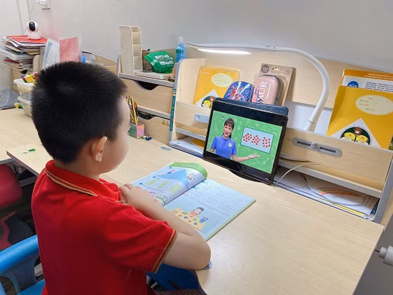Học sinh tiểu học trong giờ học trực tuyến tại nhà.