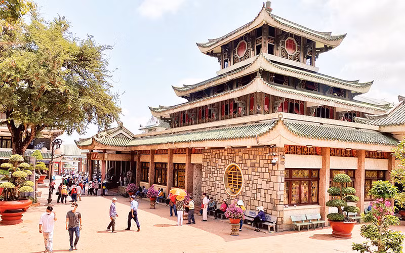 Miếu Bà Chúa Xứ núi Sam tại thành phố Châu Ðốc, tỉnh An Giang là điểm đến thu hút du khách. 