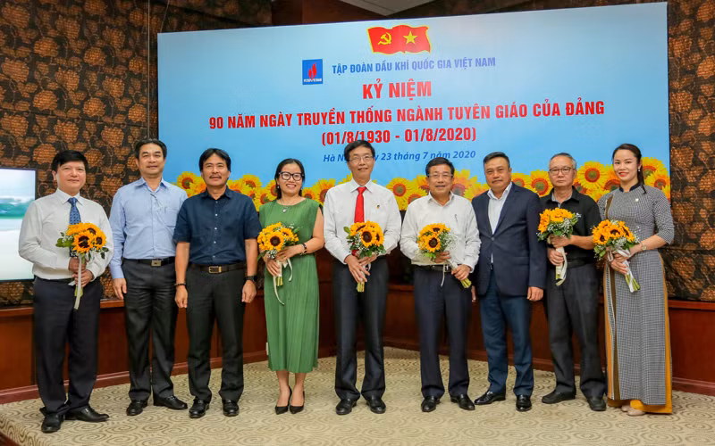 Tri ân các lãnh đạo Ban Tuyên giáo Đảng ủy tập đoàn qua các thời kỳ.