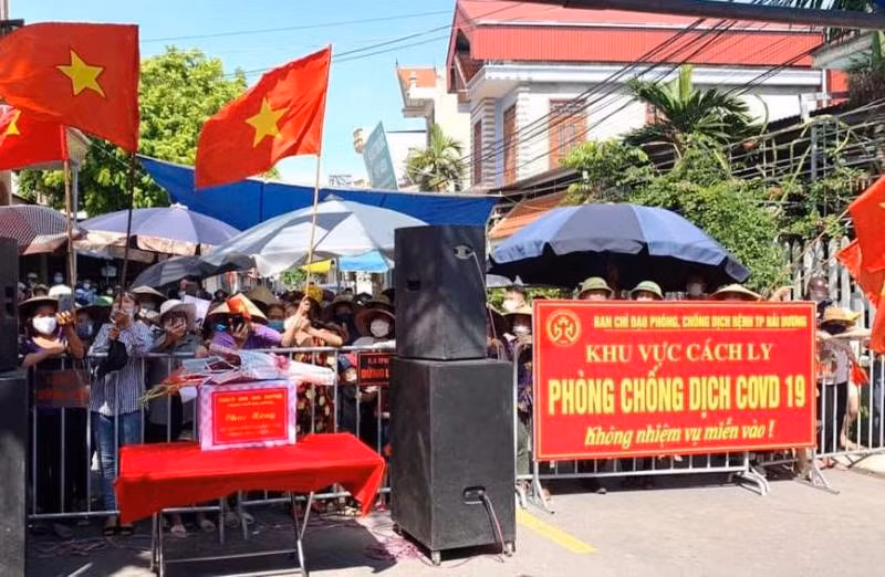 Người dân xã Liên Hồng chờ đợi thời khắc được gỡ bỏ phong tỏa.