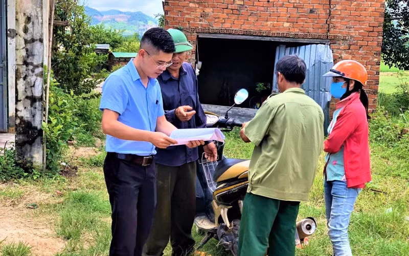 Cán bộ Sở LĐ, TB và XH tỉnh Đắk Lắk kiểm tra, xác minh các trường hợp có hoàn cảnh khó khăn ở thôn 6B, xã Cư Elang nhưng không được nhận tiền hỗ trợ Covid-19.