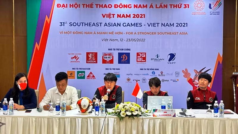 HLV Shin Tae Yong của đội tuyển U23 Indonesia trả lời các phóng viên trong buổi họp báo tại khách sạn Nam Cường, tỉnh Nam Định.