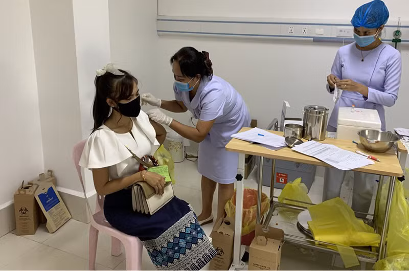 Lào đang đẩy mạnh việc tiêm vaccine ngừa Covid-19 nhằm ngăn chặn dịch bệnh Covid-19 lan trên diện rộng.