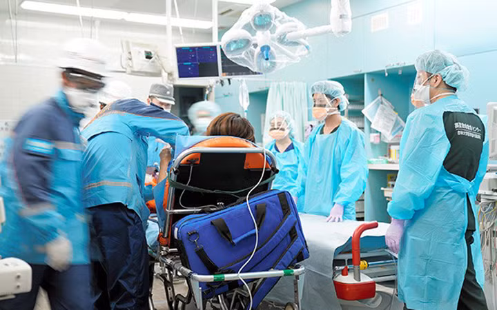 Các y bác sĩ tại bệnh viện Đại học Kyorin (Tokyo) đang tiến hành điều trị một bệnh nhân trong phòng hồi sức cấp cứu. Ảnh: Ryo Kato/The Asahi Shimbun