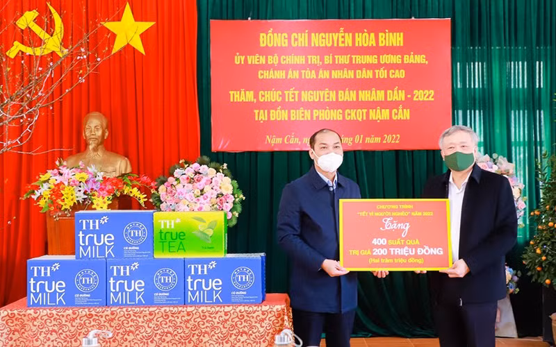 Chánh án Tòa án nhân dân tối cao Nguyễn Hòa Bình thăm, chúc Tết tại Nghệ An -0