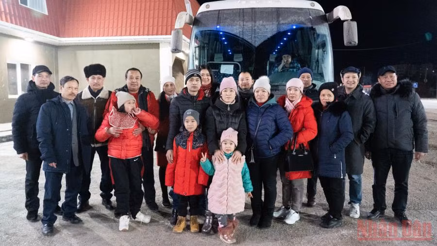 Công dân Việt Nam sơ tán từ Kherson (Ukraine) sang LB Nga. (Ảnh: Thanh Thể)