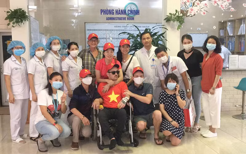 Bệnh nhân (ngồi xe lăn) được xuất viện, về nước an toàn.