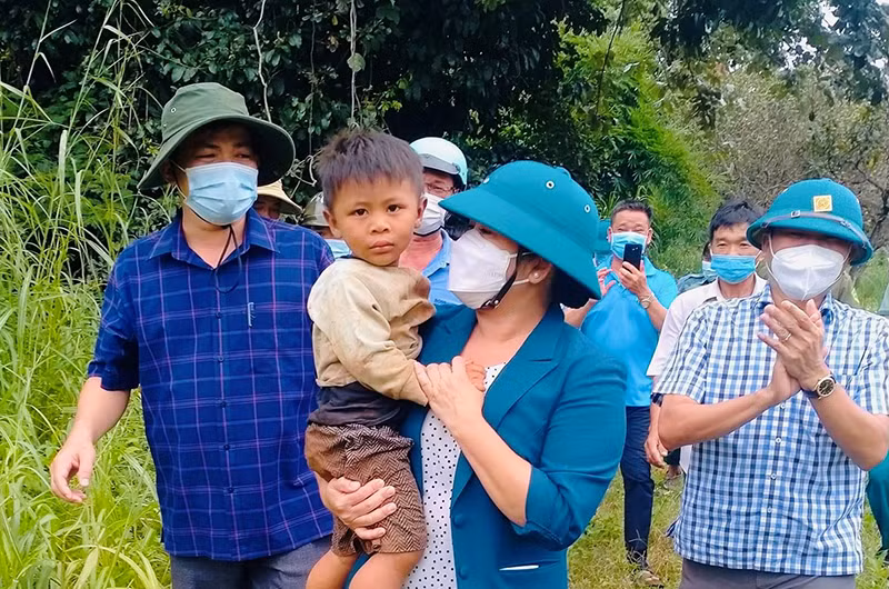 Niềm vui của cơ quan chức năng và nhân dân khi tìm thấy cháu Thạch Lâm Tùng.