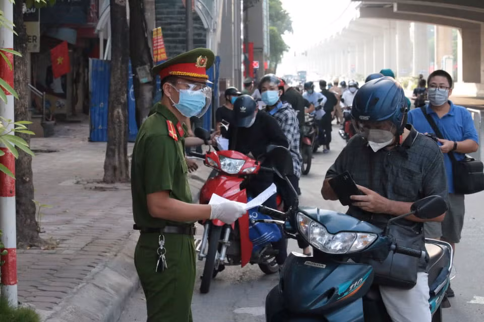 Lực lượng liên ngành kiểm tra việc đi lại của người dân tại chốt kiểm soát dịch trên đường Cầu Diễn.