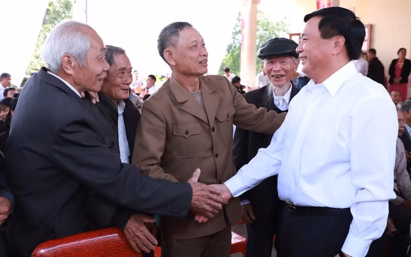 Đồng chí Nguyễn Xuân Thắng trò chuyện cùng người dân địa phương. (Ảnh: THÀNH DUY)