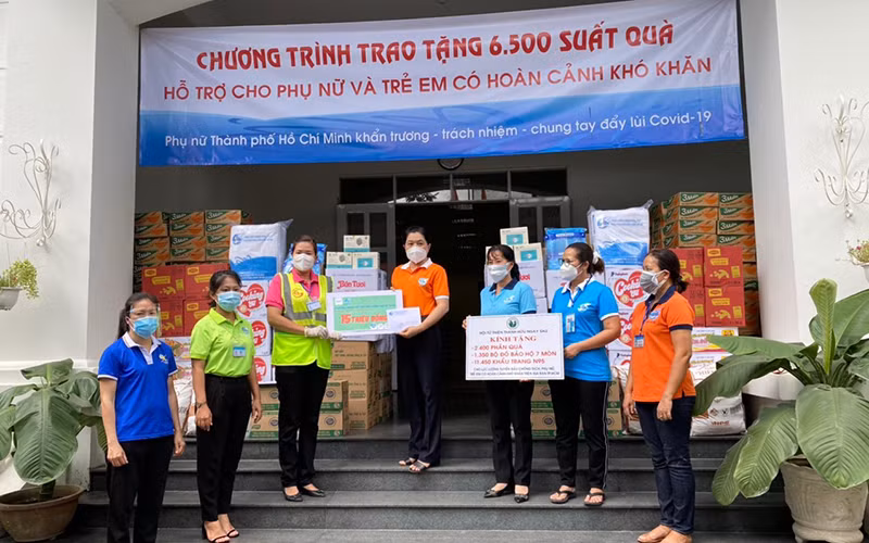 Hỗ trợ 6.500 phần quà cho phụ nữ và trẻ em khó khăn ở TP Hồ Chí Minh