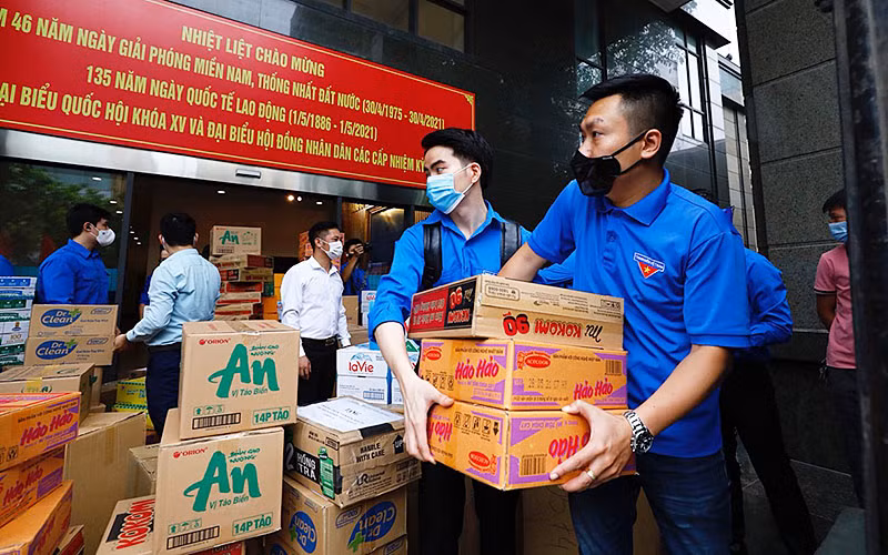 Đoàn viên, thanh niên Khối các cơ quan T.Ư vận chuyển nhu yếu phẩm, trang thiết bị y tế hỗ trợ các địa phương chống dịch Covid-19 từ sáng sớm.