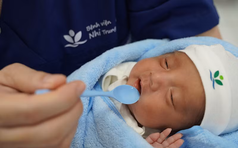 Em bé thụ hưởng sữa từ Ngân hàng Sữa mẹ. 