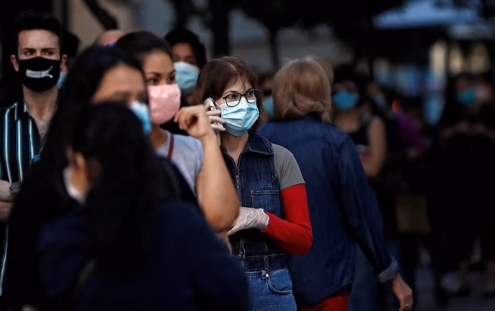 Người dân Tây Ban Nha đeo khẩu trang khi ra đường để ngăn chặn Covid-19 lây lan trở lại (Ảnh: REUTERS)