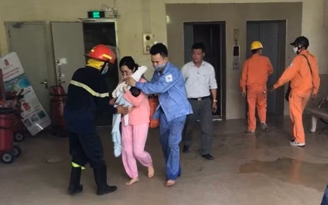 Lực lượng chức năng giải cứu người dân thoát khỏi vụ cháy.