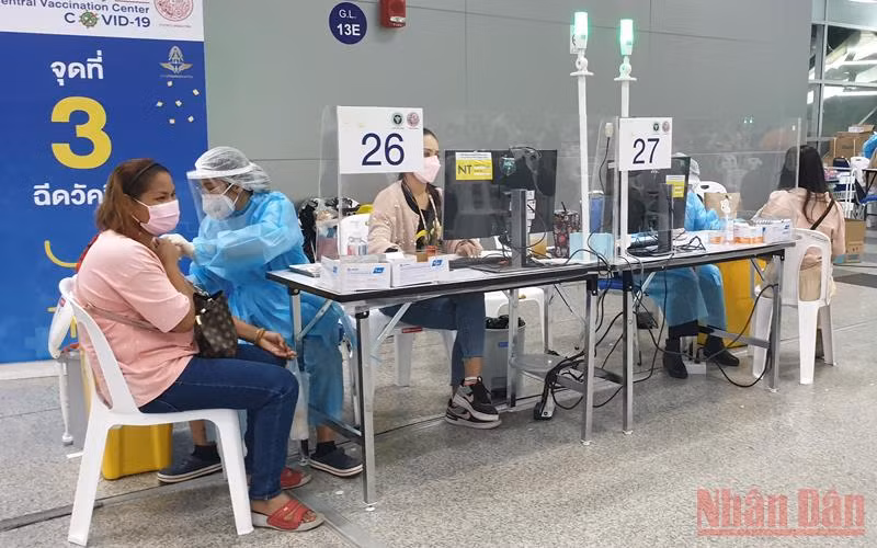 Người dân Thái Lan tiêm vaccine ngừa Covid-19 tại Trung tâm tiêm chủng Bang Sue. (Ảnh: NAM ĐÔNG)
