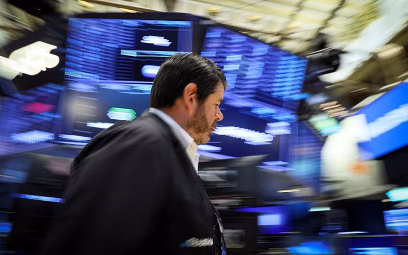 Người tham gia giao dịch tại Sàn giao dịch chứng khoán New York (NYSE), Mỹ, ngày 15/6/2022. (Ảnh: Reuters)
