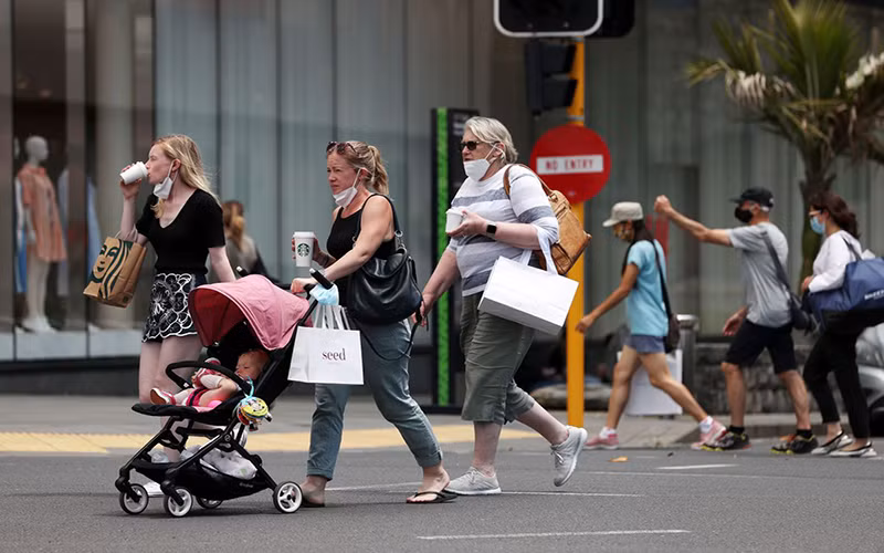 Mua sắm tại TP Auckland, New Zealand, ngày 10/11/2021. (Ảnh: Reuters)