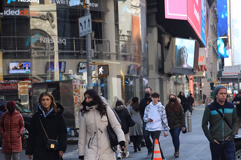 Người dân di chuyển trên đường phố tại New York, Mỹ, ngày 9/2. (Ảnh: THX/ TTXVN)
