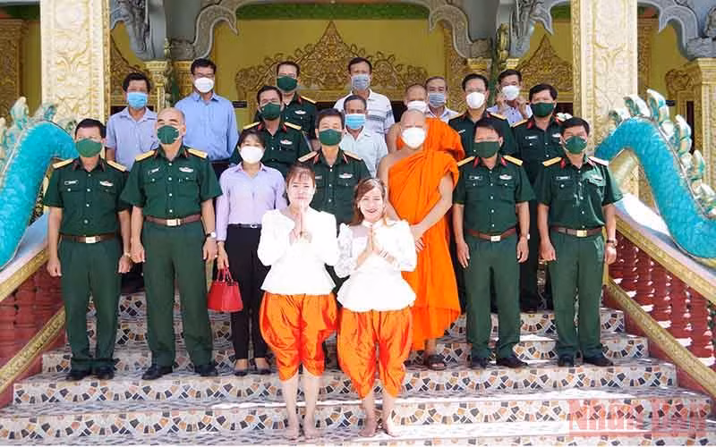 Đoàn công tác chụp ảnh lưu niệm với các vị sư sãi và Ban Quản trị chùa Som Rom, phường 5, thành phố Sóc Trăng.