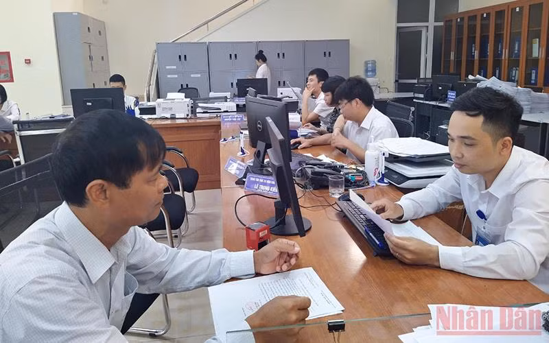 Hơn 90 thủ tục thuộc thẩm quyền giải quyết của Sở Tài nguyên và Môi trường tỉnh Thái Bình được thực hiện tại Trung tâm Phục vụ hành chính công của tỉnh. (Ảnh: Mai Tú)