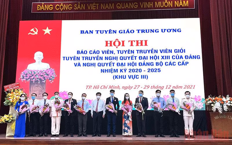 Ban tổ chức tặng hoa cho các thí sinh tham gia Hội thi. 