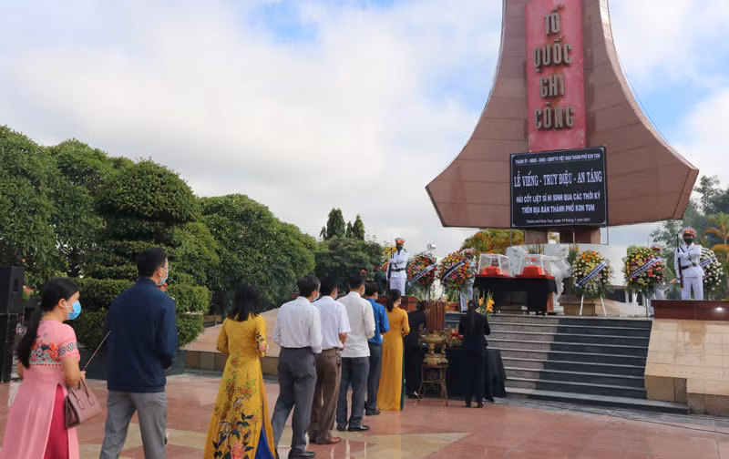 Lãnh đạo cùng nhân dân thành phố Kon Tum dâng hương viếng hai liệt sĩ.