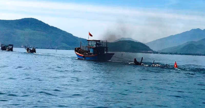 Lực lượng chức năng trục vớt phương tiện bị chìm.