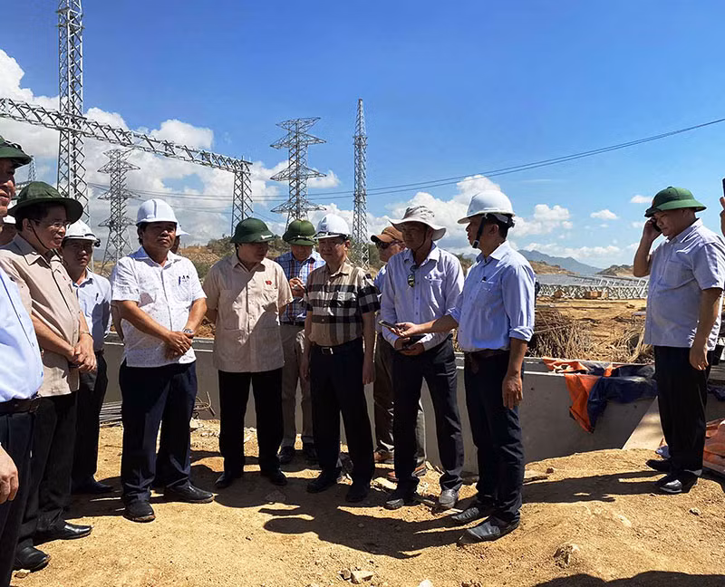 Phó Chủ tịch Quốc hội Phùng Quốc Hiển (thứ 6 từ phải sang) cùng đoàn công tác kiểm tra tiến độ công trường dự án Nhà máy điện mặt trời Trung Nam-Thuận Nam.