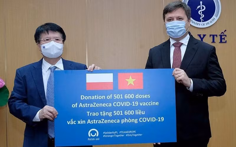 Thứ trưởng Trương Quốc Cường tiếp nhận lô vaccine từ Ngài Wojciech Gerwel - Đại sứ Đặc mệnh Toàn quyền Ba Lan tại Việt Nam. (Ảnh: TRẦN MINH)