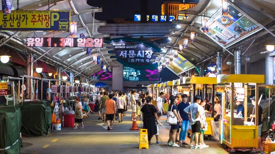 Chợ đêm tại Seoul, Hàn Quốc, một điểm đến thu hút khách du lịch.