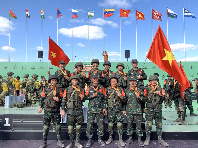 Đội tuyển Công binh Quân đội nhân dân Việt Nam nhận Huy chương Đồng cuộc thi "Lộ trình an toàn".