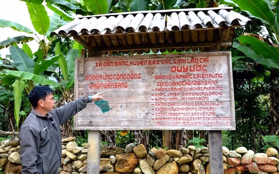 Ông Lý Vần Củi vận động bà con trong thôn xây dựng quy ước bảo vệ rừng cộng đồng.