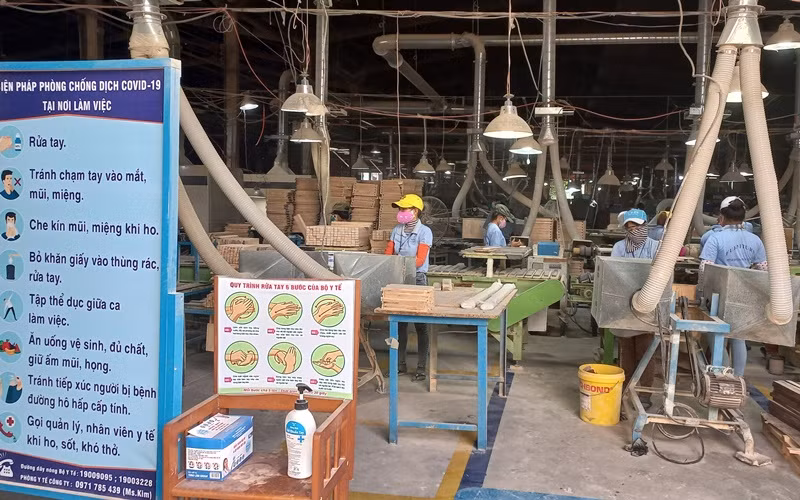Doanh nghiệp Nhất Hưng Group vừa căng mình chống dịch vừa tập trung sản xuất kinh doanh.