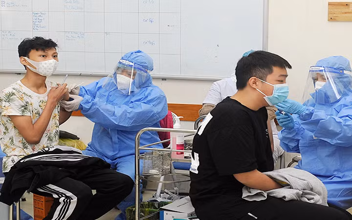 Tiêm vắc-xin ngừa Covid-19 cho học sinh tại quận Hoàn Kiếm, Hà Nội. (Ảnh ANH SƠN)