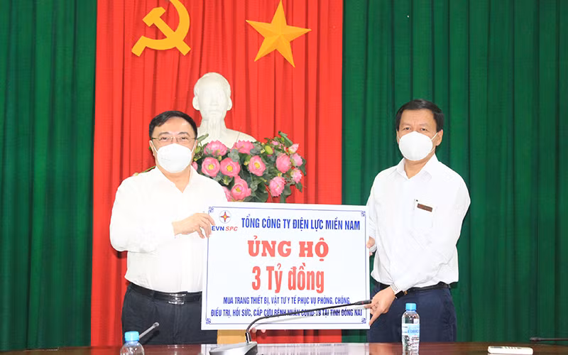 Đại diện EVNSPC trao kinh phí hỗ trợ cho tỉnh Đồng Nai.