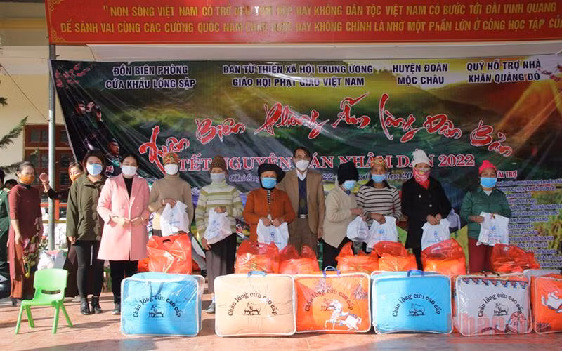 Trao tặng chăn ấm và các phần quà cho các hộ nghèo.
