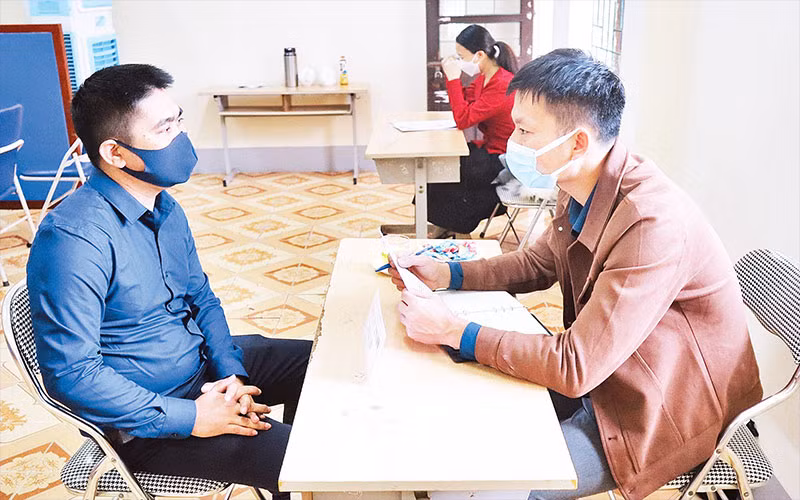 Người lao động tìm hiểu thông tin, nhu cầu tuyển dụng của các nước tại sàn giao dịch việc làm (Trung tâm Giới thiệu việc làm Hà Tĩnh). 