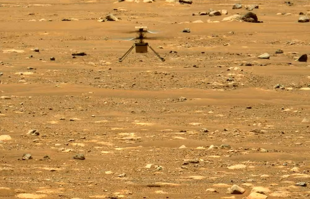 Trực thăng Ingenuity lơ lửng trên bề mặt sao Hỏa ngày 22-4. Ảnh: NASA.