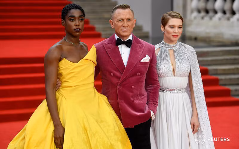 Nam diễn viên Daniel Craig và các nữ diễn viên trong phim tại buổi công chiếu phim. (Ảnh: Reuters)