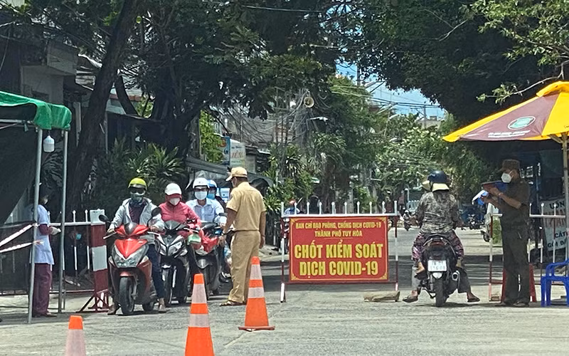 Công an thành phố Tuy Hòa tăng cường kiểm tra, xử lý các vi phạm phòng chống dịch Covid-19 trên địa bàn. 