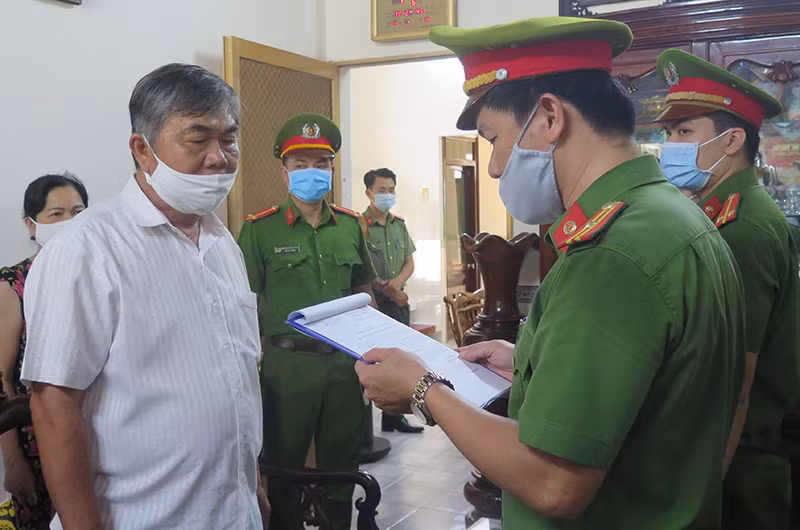 Công an đang khám xét nơi ở và thực hiện lệnh tạm giam ông Nguyễn Chí Hiến, nguyên Phó Chủ tịch Thường trực UBND tỉnh Phú Yên.